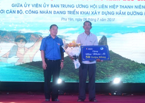 Đồng chí Nguyễn Phi Long, Bí thư Trung ương Đoàn, Chủ tịch Hội LHTN Việt Nam tặng nhà Nhân ái cho gia đình Liệt sỹ Nguyễn Tự